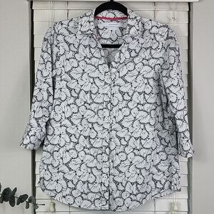 Foxcroft Butterfly Print and Pink Trim 100% cotton wrinkle free. Size 4P